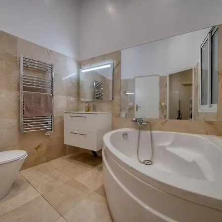 Old Town Luxury 3 Beds Ницца